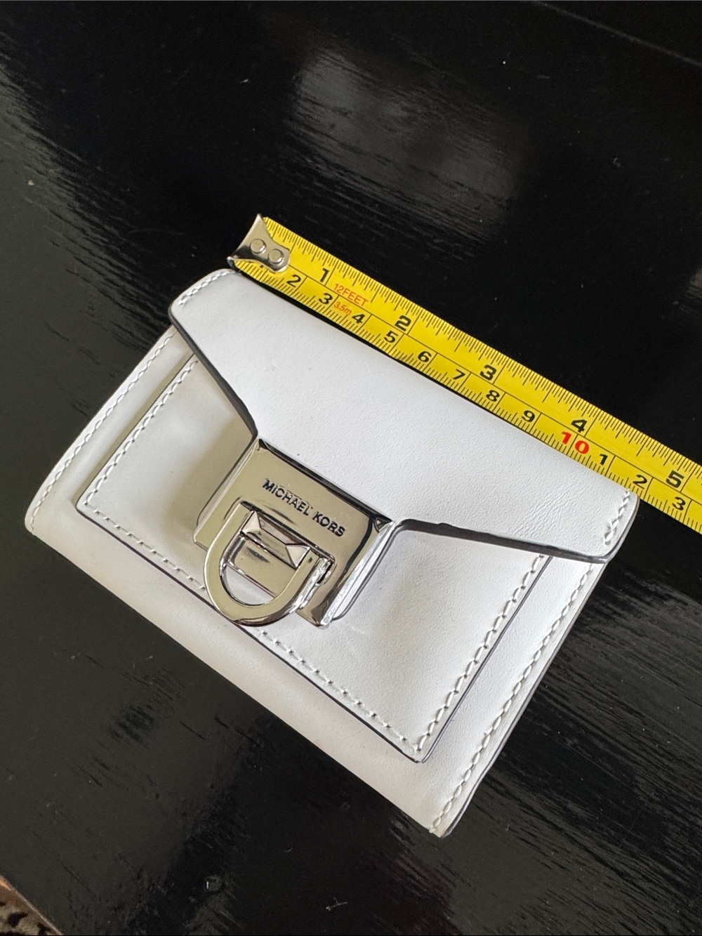❤️ Michael Kors White Leather Flap Wallet with Silver-Tone Lock - Picture 2 of 10